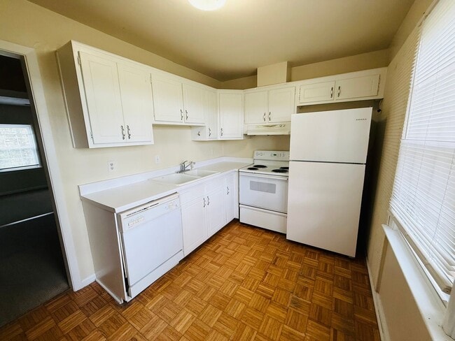 Building Photo - 4 Bedroom, 2.5 Bath Townhouse