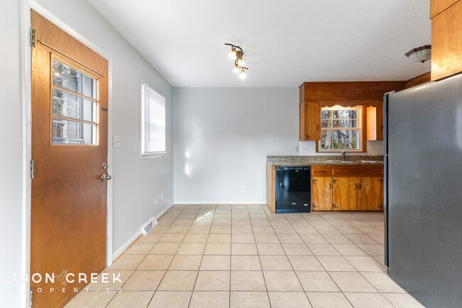 Building Photo - Adorable 3-Bedroom House in West Asheville