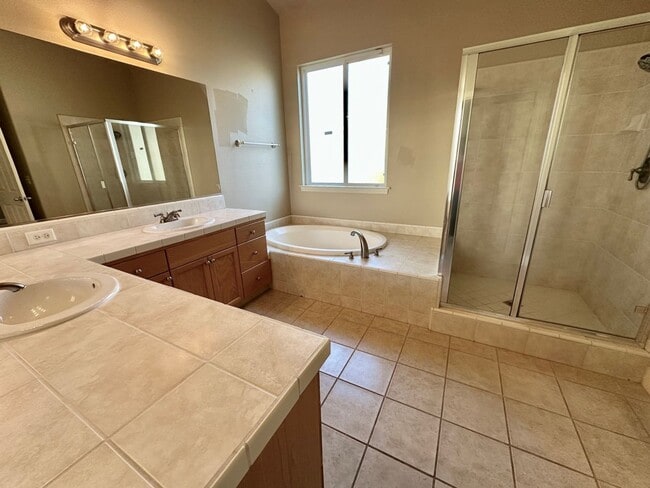 Building Photo - $2,295 Locan & Gettysburg, 4 Bedroom Home - Rialto Ave, Clovis