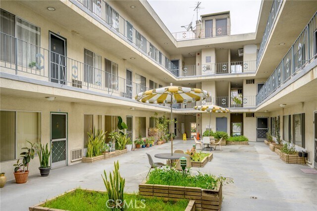 Building Photo - 1422 N Curson Ave