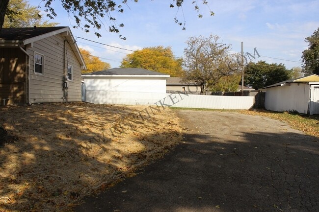 Building Photo - 4705 42nd Ave