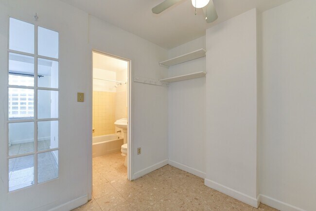 Building Photo - Spacious & Bright Junior One Bedroom at River Place North