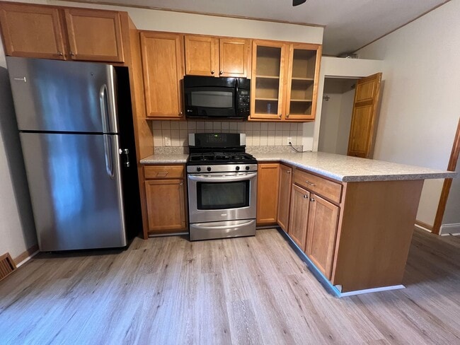 Building Photo - Stunning 4 bedroom 2.5 bathroom house  - B...