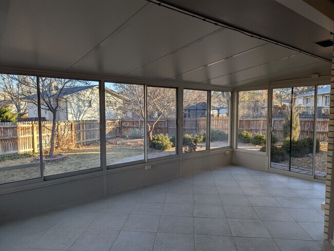 Building Photo - 582 S Everett Ct