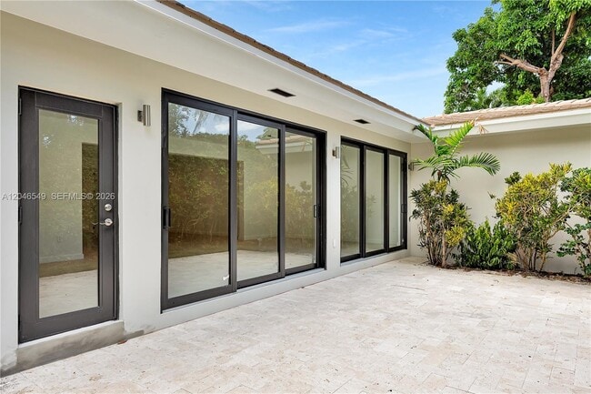 Building Photo - 950 Bayamo Ave