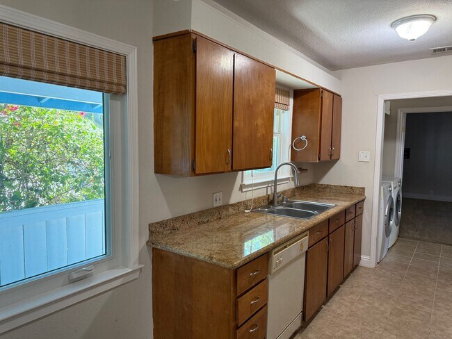 Building Photo - Pleasant Living in Pleasant Hill