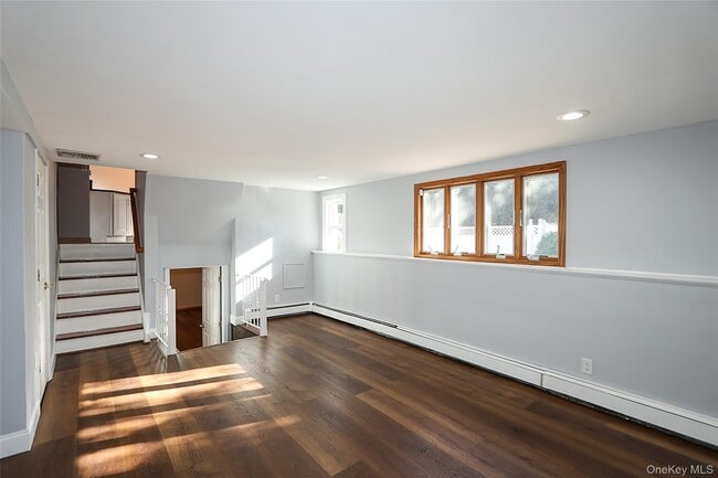 Building Photo - 91 Birchwood Park Dr