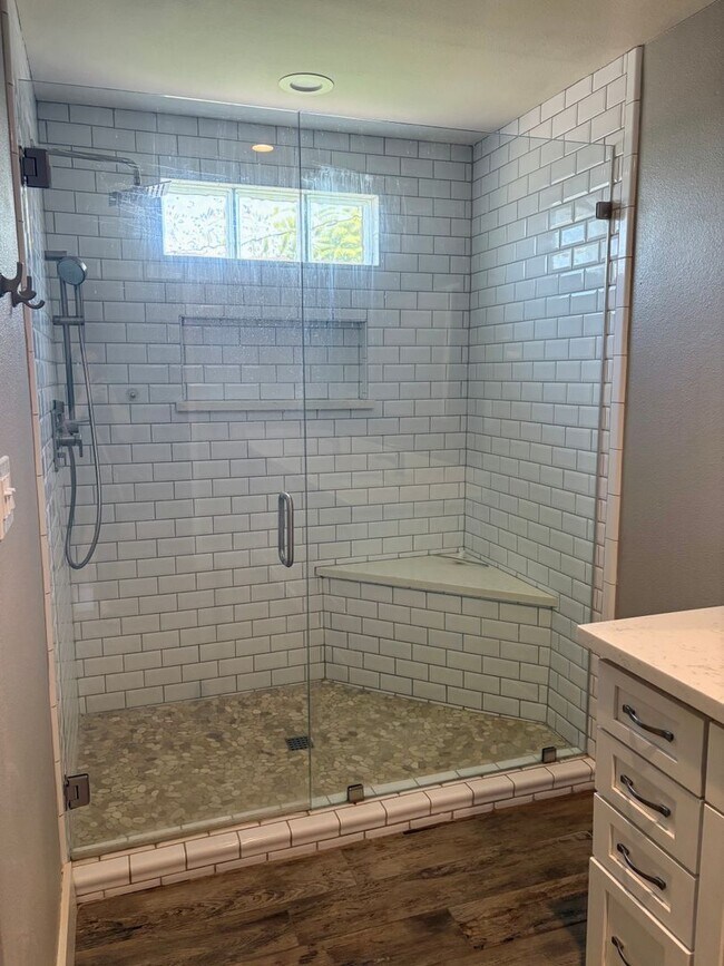 Building Photo - **STUNNING 3 BEDROOM/2 BATHROOM FULLY RENO...