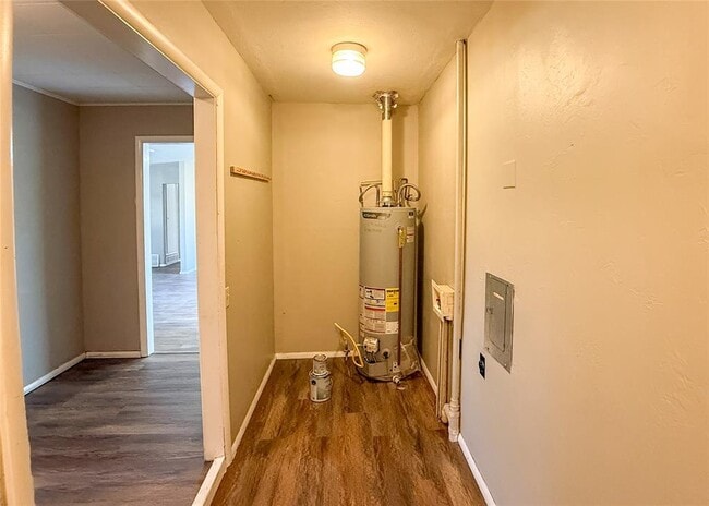 Building Photo - 817 S Kelly Ave