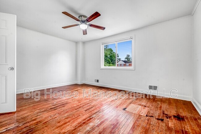 Building Photo - 1302 Hillsway Ct