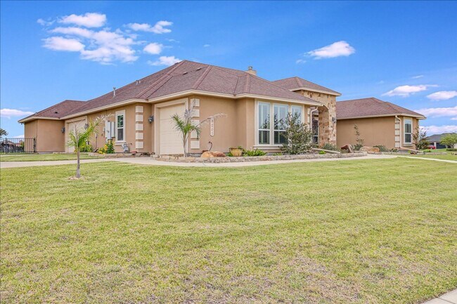 Building Photo - 6241 Lago Vista Dr