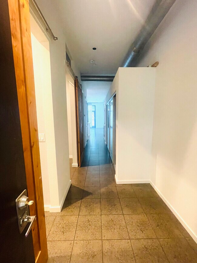 Unit Entry - 133 The Promenade N