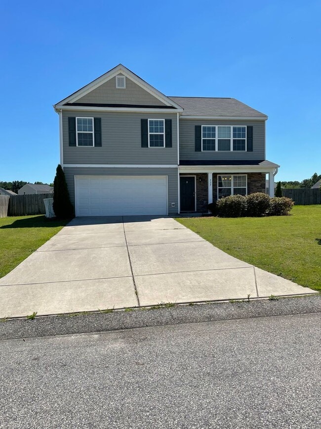 Primary Photo - Lovely 5 Bed 3 Bath Home with Community Am...