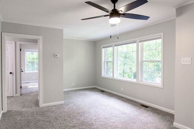 Building Photo - Charming Three Bedroom Home with Natural P...