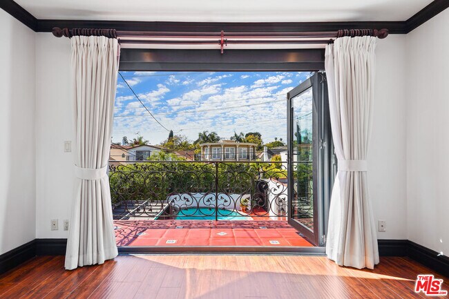 Building Photo - 309 N Doheny Dr