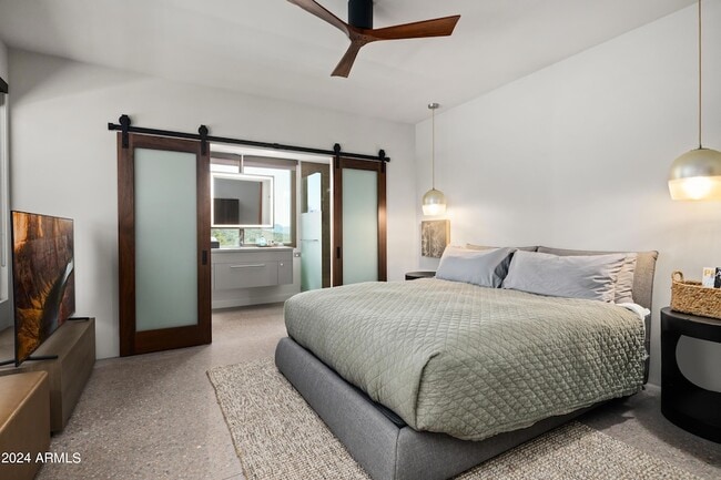 Building Photo - 15212 N Sandy Blf Rd