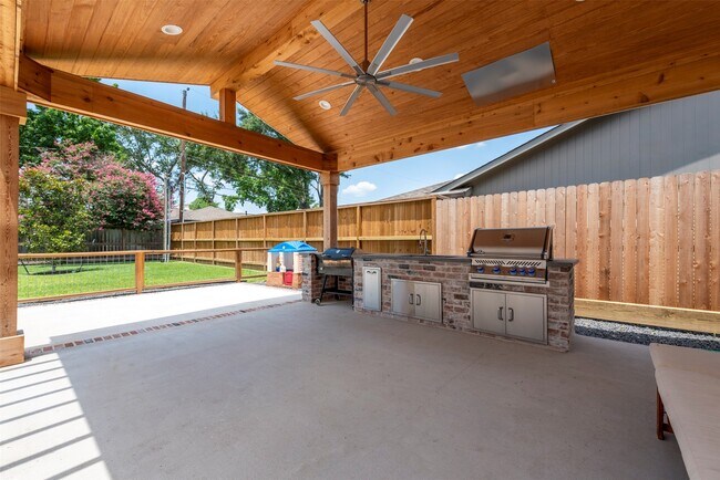 Building Photo - 2406 Blue Water Ln