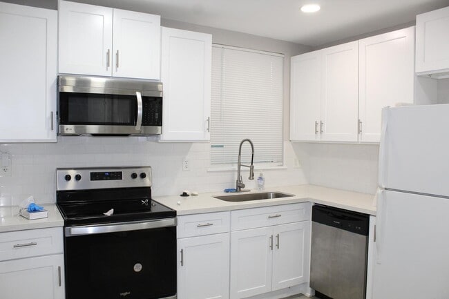 Building Photo - 5305 Southlea St