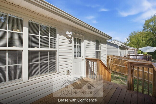 Building Photo - 700 Cottonwood Dr