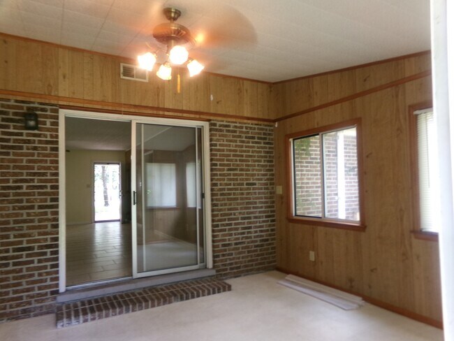 Building Photo - 804 44th Ave N