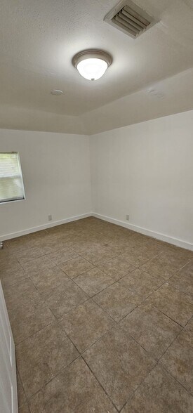 Building Photo - 1455 NE 146th St