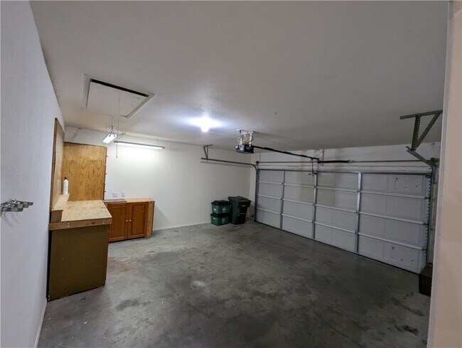 Building Photo - 2082 E Farr Ln