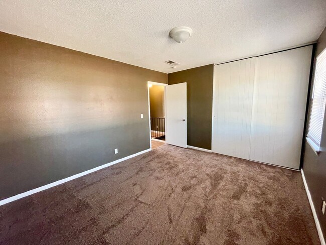 Building Photo - 1704 Devonwood Dr