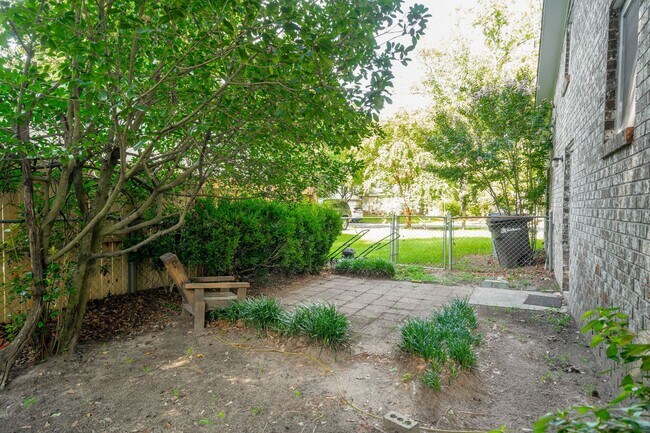 Building Photo - 3BR/2BA Home with Fireplace and Fenced Yard in Mt Pleasant