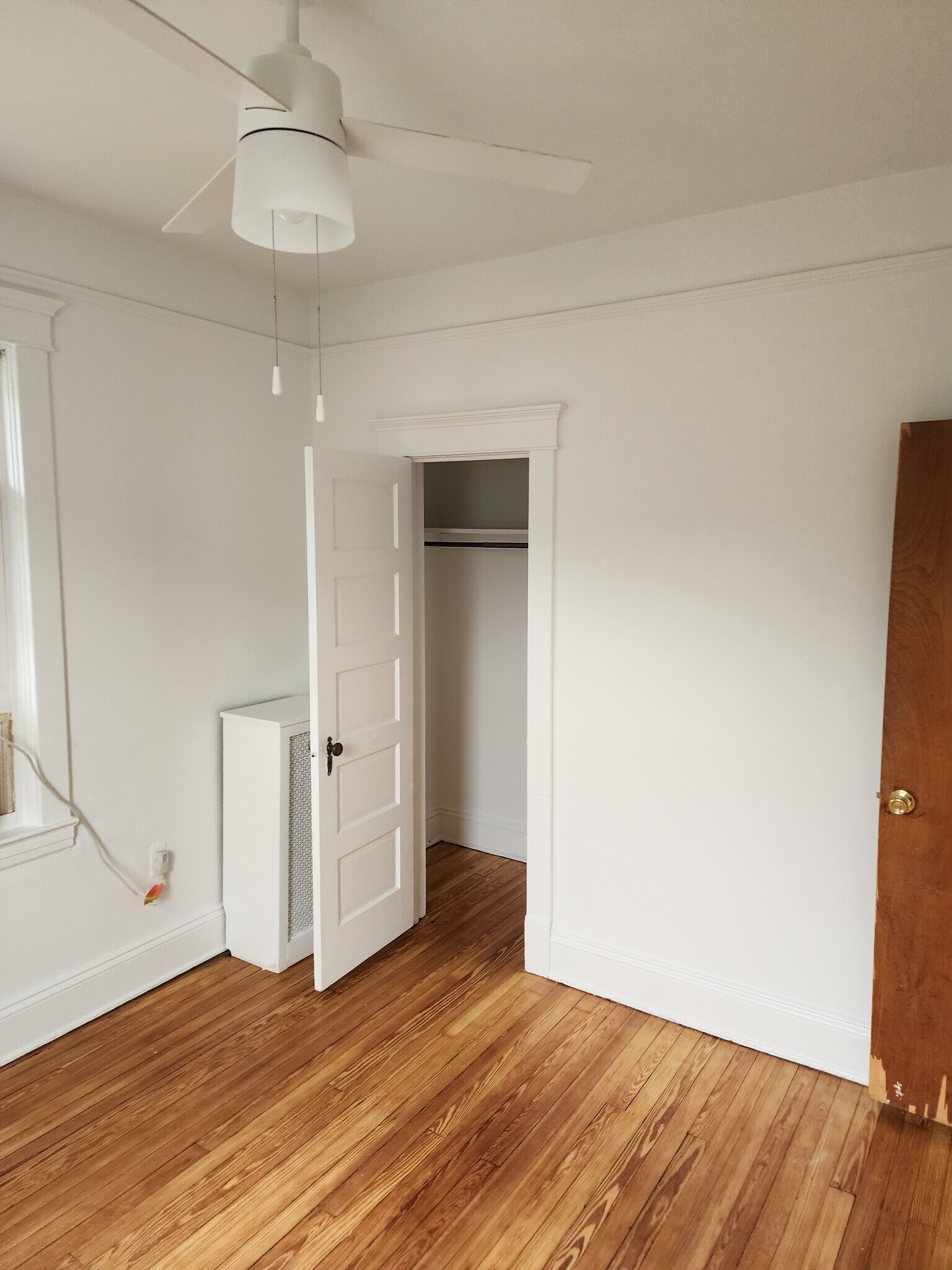 Back bedroom pic 2 - 303 S 3rd Ave