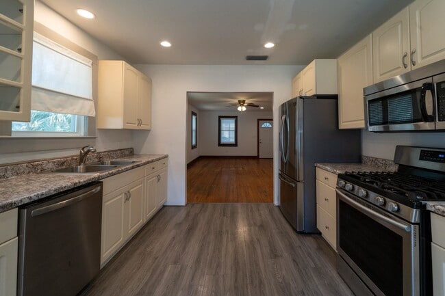 Building Photo - 23 Hope St