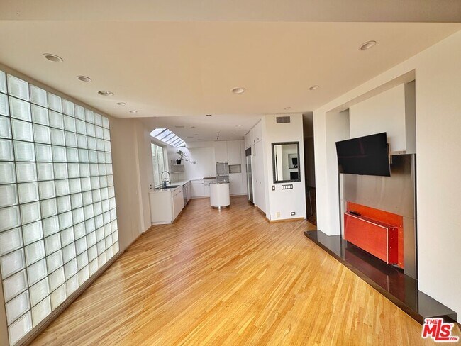 Building Photo - 3505 Ocean Front Walk