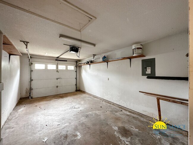Building Photo - Adorable 2 Bedroom with New Flooring in FWB!