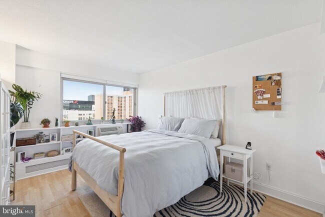 Building Photo - 2101 Chestnut St