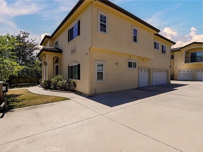 Building Photo - 5 Bedroom & 5.5 Bathroom