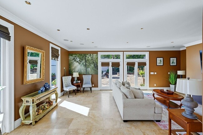 Building Photo - Fully Furnished 3 Bed 2.5 Bath Single Fami...