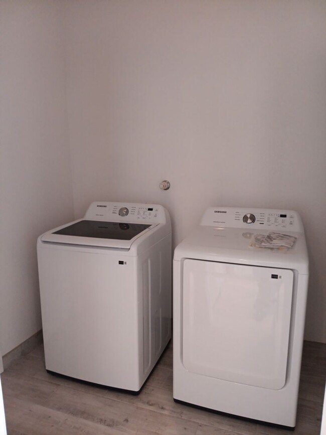 Building Photo - Newly-renovated 3 bedroom, 2 bathroom in Los Lunas! All new appliances! HUGE yard! Showings avail...