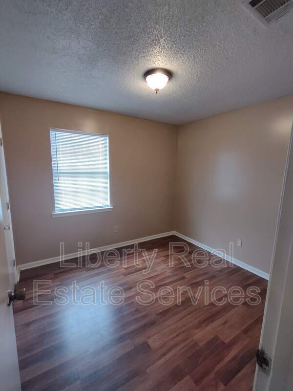 Building Photo - 709 Edgewood Ct