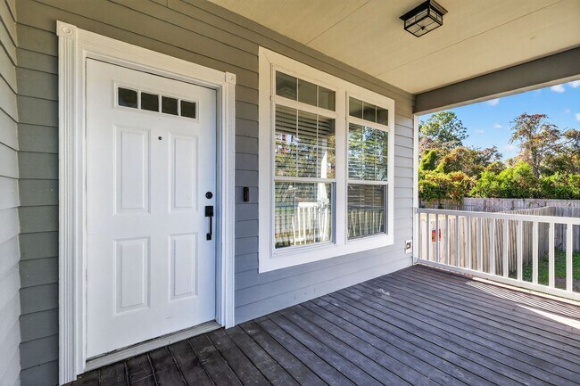 Building Photo - Charming and spacious home for rent in Leesburg!