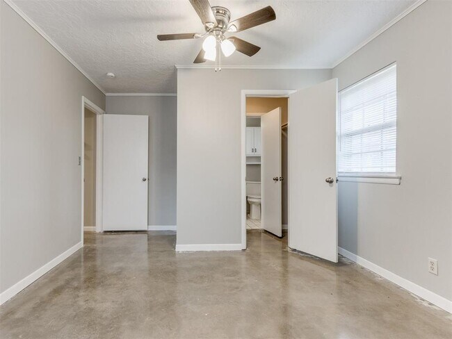 Building Photo - 2609 Brentwood Dr