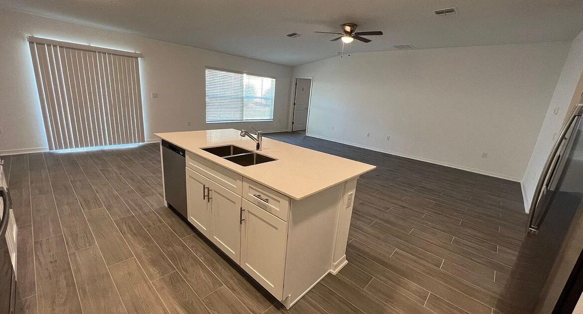 Building Photo - 409 Three Oaks Dr