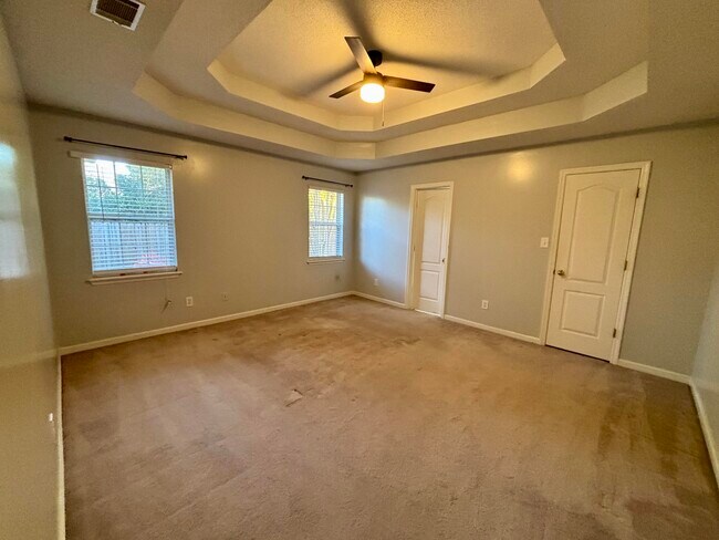 Building Photo - 666 Wellington Dr