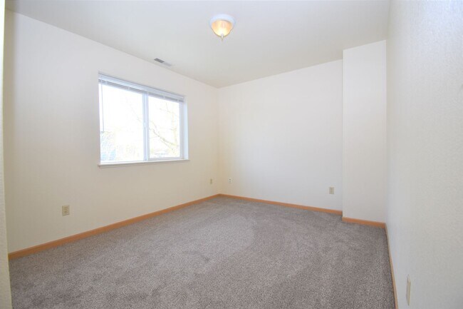 Building Photo - Townhouse style 2bed 1.5bath with attached...