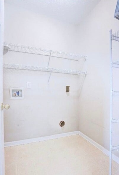 Building Photo - 6916 Sandfield Dr