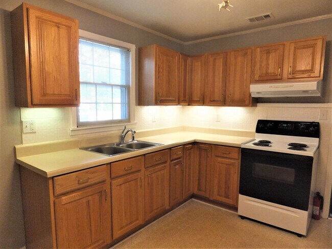 Building Photo - 214 Edgewood Dr