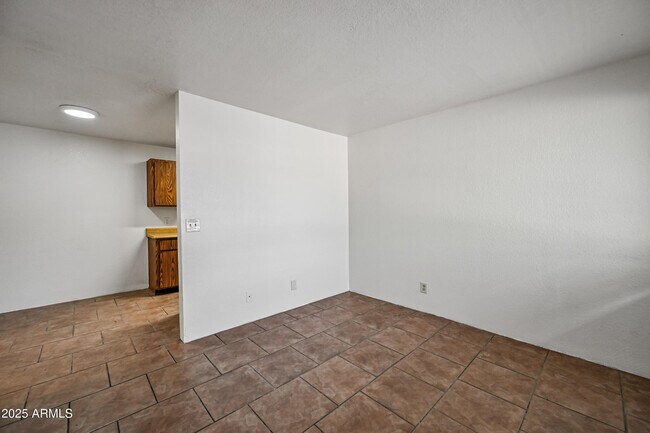 Building Photo - 725 E Vogel Ave