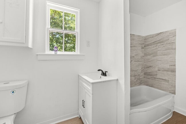 Building Photo - Spacious beautiful 4-bedroom 2 bath home