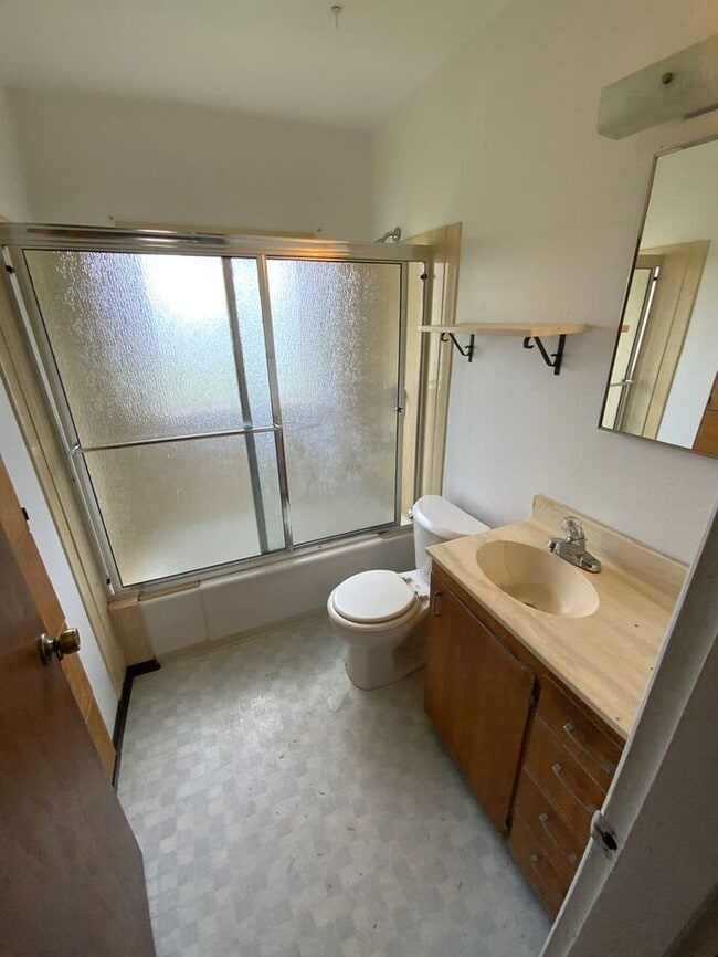 Building Photo - AVAILABLE NOW!!! Tacoma 2bdr 1 bath house w/ 2 car garage