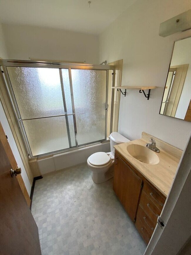 Building Photo - Tacoma 2bdr 1 bath house w/ 2 car garage