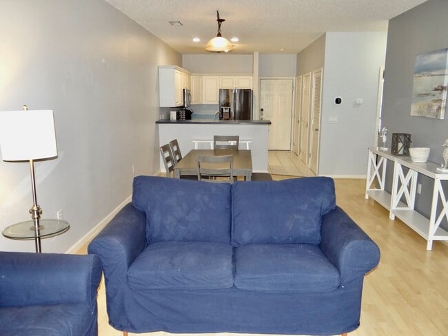 Building Photo - Cross gate Villas (Clean, Updated, Furnished, Medium Term Rental w/Huge Screened Porch Overlookin...