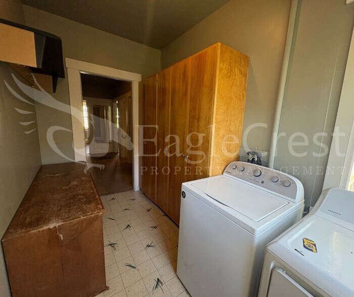 Building Photo - Large 8-Bedroom Home Across from Whitman College – Lawn Care Included